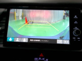 バックカメラの画像です。ガイドラインがスムースな車庫入れをサポートいたします。車庫入れの安心感がアップしますね。
