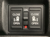 【両側パワースライドドア】両側がパワースライドドアになっており、運転席のスイッチやスマートキーでも開閉が可能です!開口部も広いので乗り降りも楽々♪