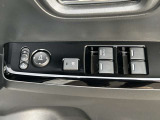 運転席側ドアの、インナードアハンドルとウィンドウなどの操作スイッチ類です。