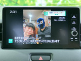 画面にはテレビ映像が表示され、停車中の車内で楽しめる装備です。音声や画面を通じて情報に触れられるため、休憩時間や同乗者との待ち時間を過ごす際にも便利にお使いいただけます。