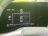 速度やシフト位置、航続可能距離などの情報が画面にまとまり、運転中も必要な表示を確認しやすい構成です。車両の状態をひと目で把握するのに役立ちます。