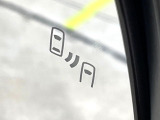 【ブラインドスポットモニター】走行中、ドアミラーの死角になりやすい箇所に後続車が接近するとサイドミラーのレンズに警告を表示!ドライバーに注意喚起をしてくれます。