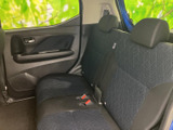 後席は左右にヘッドレストを備え、座面と背もたれの柄が車内に落ち着きを添えます。ドア側にはアームレストと収納スペースがあり、同乗者にも使いやすい造りです。