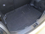 後席使用時でも、十分な荷室空間を確保しております。