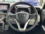 握りやすい形状で、運転席に座った際に手元へ自然に収まるステアリングです。中央にホーン部を備え、左右のスポークにはボタンも配置されており、運転中の視線移動を抑えやすい設計です。