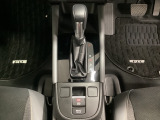 「e:HEV」は、モーター走行を中心にしながら電気エネルギーやエンジン動力を効率よく使い分けることができる賢いハイブリッドシステムです。サイドブレーキはスイッチ操作の電子制御パーキングブレーキです