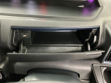 【インパネアッパーボックス】サッと取り出せてサッとしまえる、運転席の目の前にはボックスが装備されております!薄型のボックスティッシュなど収納可能☆