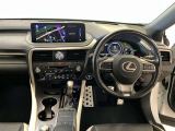 運転席周りのレイアウトをご覧ください。ナビゲーションが綺麗に装着されすっきり収まってますね!