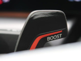 【BOOST】作動させると10秒間、自動でSPORT PLUSに切り替わり、ステアリングとダンパー特性がスポーティになります。さらにアクティブ・サウンド・デザインによって非常にダイナミックな走行を楽し