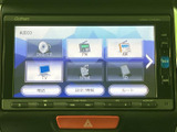 DVD/CDやラジオ、テレビなど、利用できる音声・映像メニューが画面にまとめられています。項目がアイコン付きで並び、使いたいソースを選びやすい構成。日々の移動時間に合わせて活用できます。
