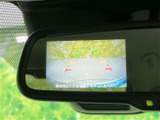 後方映像に加えて車両周辺の表示も確認でき、駐車時の周囲確認をサポートします。画面のガイド表示を目安に、落ち着いて操作しやすい装備です。