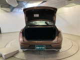バックドアを上げた状態です。シートのアレンジ次第で荷室のスペースが変わります!用途に合わせて快適な室内を?