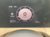 速度やシフト位置、航続可能距離などの情報が画面にまとまり、運転に必要な表示を確認しやすい構成です。視線を大きく動かさず把握しやすく、日々の運転を支えます。