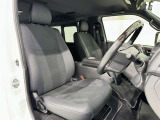 高いホールド性で運転姿勢が安定します。長距離ドライブでも疲れにくいのが魅力です。快適なドライビングライフをお送りください♪
