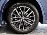 【BMWアロイホイル】軽量かつ強度に拘ったアロイホイル。走行性能ポテンシャルを引き出す設計。車の足元を引き締めてくれる大きなポイントはアロイホイルです。