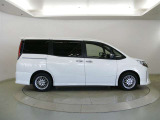 両側パワースライドドア付きで、狭い駐車スペースなどでの乗り降りラクラク♪小さなお子さまのいるご家庭には嬉しい装備です。
