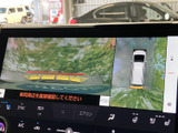 後方の映像と車両周辺の表示を同時に確認でき、駐車時の周囲確認をサポートします。画面上の目安も参考にしながら、障害物との距離を確かめやすい装備です。