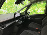 前席まわりを斜めから見渡せる車内は、画面やメーターが視界に入りやすい配置です。座席まわりには落ち着いた色調が広がり、同乗者にもすっきりとした印象を与えます。