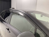 ドアバイザーも付いています。雨の日に少し窓を開けても、雨水が入りにくく、喫煙する方などにも強い味方です。