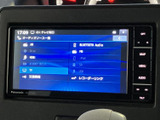 テレビの音声や映像を選べるメニューを表示。停車中のひと休みには、テレビ番組を楽しむ用途にも活用できます。音楽などの選択肢も画面で確認できます。