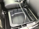 助手席シートの下には、収納BOXが有り!!