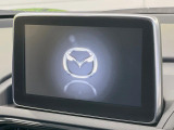 【マツダコネクト】車内の雰囲気にマッチした一体型タイプのディスプレイ。各種車輌設定やBluetooth再生等、様々な機能が楽しめます。