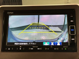リバースギアに入れるだけで後方の表示へ切り替わります。夜間や雨の日の駐車も楽になりますよ。