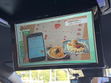 後席向けのモニターを備え、車内で映像コンテンツを楽しめる装備です。画面が見やすい位置にあり、同乗者とのお出かけの際にも活用しやすく、車内で過ごす時間を彩ります。