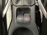 指先でパーキングブレーキの操作ができます。ブレーキホールドもついているので停止中に、ブレーキペダルから足を離しても停止状態を維持し続けてくれます。信号待ちなどの際に非常に便利です。