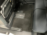 しっかりと汚れ、砂ぼこりを落とし足元まで清潔な車内空間を作り上げております♪