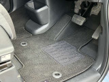 運転席の足元にはフロアマットを敷いています。グレーを基調としたマットの縁をブラックでまとめ、室内の色合いにそろえた仕上がりです。
