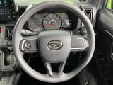 インテリアに合わせたデザインのステアリングは、運転される方のことも考え、運転しやすい形状、大きさです。是非一度、実際に触ってお確かめください。