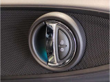 MINIの内装はとにかく『円』に拘ったデザインコンセプトが一目で伝わってきます。これほど円形に拘った車は他に御座いません。伝統のデザイン、トグルスイッチなど遊び心のある内装で御座います。