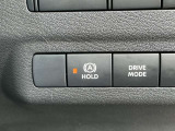 【オートブレーキホールド】ブレーキペダルを踏んで停車すると、ブレーキペダルから足を離してもクルマがブレーキ力を維持!! 踏み続けなくていいから足の疲れを緩和します。