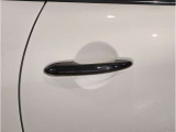 MINIはドアが分厚いです。衝突によりドアがつぶれてしまった場合にも外からいち早くドアを開けれるよう考えられています。数十秒の救出の遅れが命につながりかねない場合、こういった配慮が重要なポイントです。