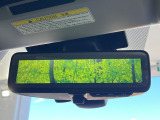 【スマートリヤビューミラー】後席の大きな荷物や同乗者で後方が確認しづらい時でも安心!カメラが撮影した車両後方の映像をルームミラー内に表示。クリアな視界で状況の確認が可能です!