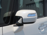 【LEDドアミラーウインカー】ドアミラーにウィンカーが付いているので、周りの車がウインカーやハザードに気付きやすくなります。右左折時や車線変更時の事故を防ぎ、安全に走行できます。
