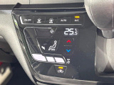 【オートエアコン】一度お好みの温度に設定すれば、車内の温度を検知し風量や温度を自動で調整。暑い&hellip;寒い&hellip;と何度もスイッチ操作をする必要はありません。快適な車内空間には必須の機能ですね♪