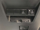 【非常時給電システム】災害などによる非常時に電力が必要な際、車両の走行機能を停止した状態でも電力の供給が可能です。機能の詳細については展示店舗までお問い合わせください。