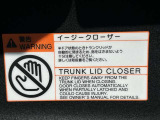 トランクにはイージークローザーが付いてます。