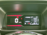 速度やシフト位置などの情報がひと目で確認しやすく、必要な表示を運転席から把握できます。中央のディスプレイには車両情報も表示され、日常の運転時に確認したい項目を見やすくまとめています。