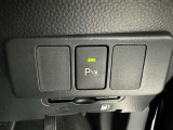 コーナーセンサーを車の前後に装備。障害物までの距離に応じて警告音を変えてお知らせ。縦列駐車時や駐車場・車庫などでの取り回しをサポートします。詳細は販売店スタッフまでおたずねください。