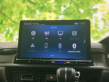 FMやAMをはじめ、テレビ、スマートフォン連携など複数の音源を選択できます。使いたいメディアに合わせて画面から選べるため、日常の移動中も好みの音源を利用できます。