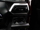 運転席のカップホルダーはエアコンの吹き出し口にありますので冷やしたり温めたりすることが出来ます☆