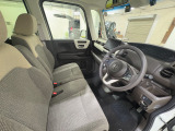 運転席は大きな座面と包み込むような背もたれが身体全体を支えます。上質なシートを採用し長時間の運転やコーナーの多い道も快適です。座ったときの頭上スペースも余裕たっぷりでロングドライブも楽チンです♪