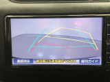 【バックガイドモニター】後方の映像をナビ画面に表示するだけでなく、ステアリング操作に連動して動くガイド線も同時に表示!予想進路の確認をしながら後退できるので便利です!