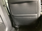 【シートバックポケット】すぐ手に取りたいアイテムをスマートにしまっておけます。限られた空間を有効に活用でき、長距離のドライブでも車内を清潔感のある落ち着いた状態に保ってくれる実用的な機能です。