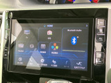ホーム画面からテレビやFM・AM、Bluetooth Audioなどの項目を確認できます。各メニューが画面上に並び、目的に応じて選びやすい表示で、日常の操作にも便利です。