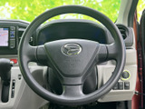 握りやすい形状で、運転席から自然に手を伸ばして操作できます。前方を見ながら車両の向きを調整しやすく、日常の移動を落ち着いてサポートする装備です。