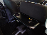 運転席シートの背面には後席用の折り畳み式シートバックテーブルが装備されています。
